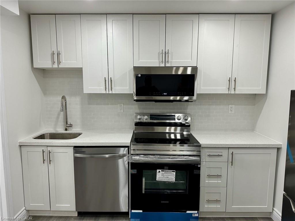 Lower-21 Thames Way, Mount Hope, ON - Indoor Photo Showing Kitchen