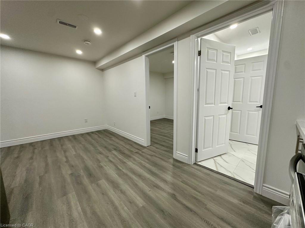 Lower-21 Thames Way, Mount Hope, ON - Indoor Photo Showing Other Room