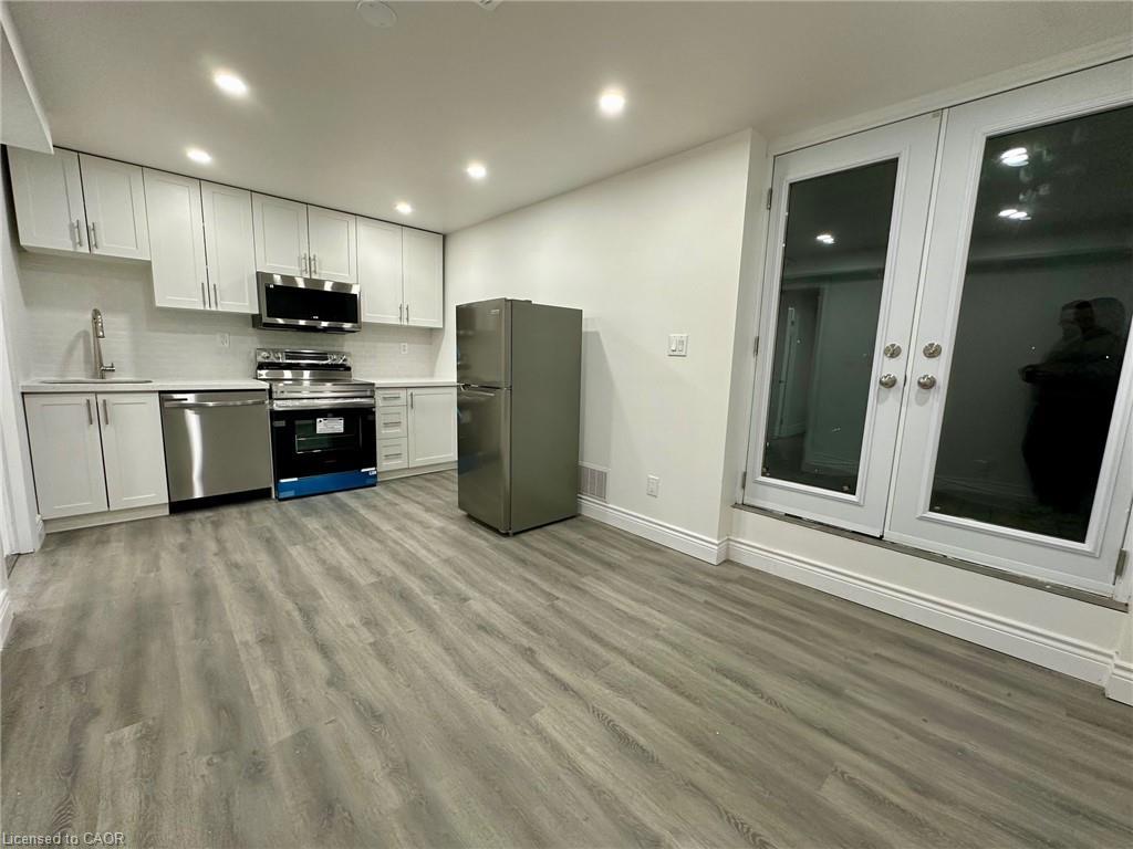 Lower-21 Thames Way, Mount Hope, ON - Indoor Photo Showing Kitchen