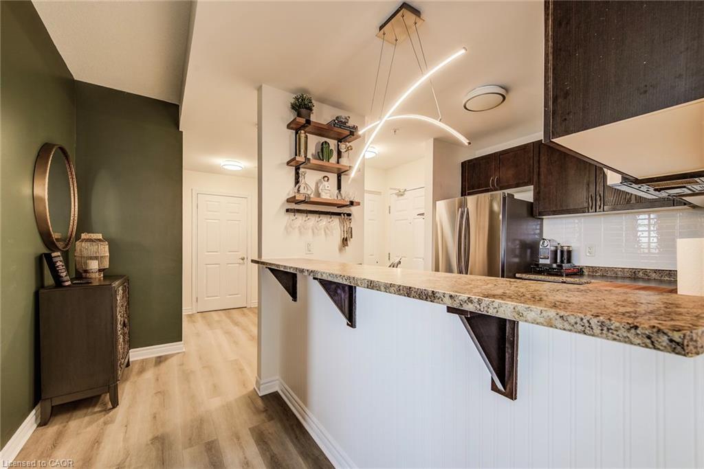 401-2 Colonial Drive, Guelph, ON - Indoor Photo Showing Kitchen With Upgraded Kitchen