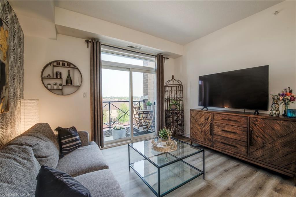 401-2 Colonial Drive, Guelph, ON - Indoor Photo Showing Living Room