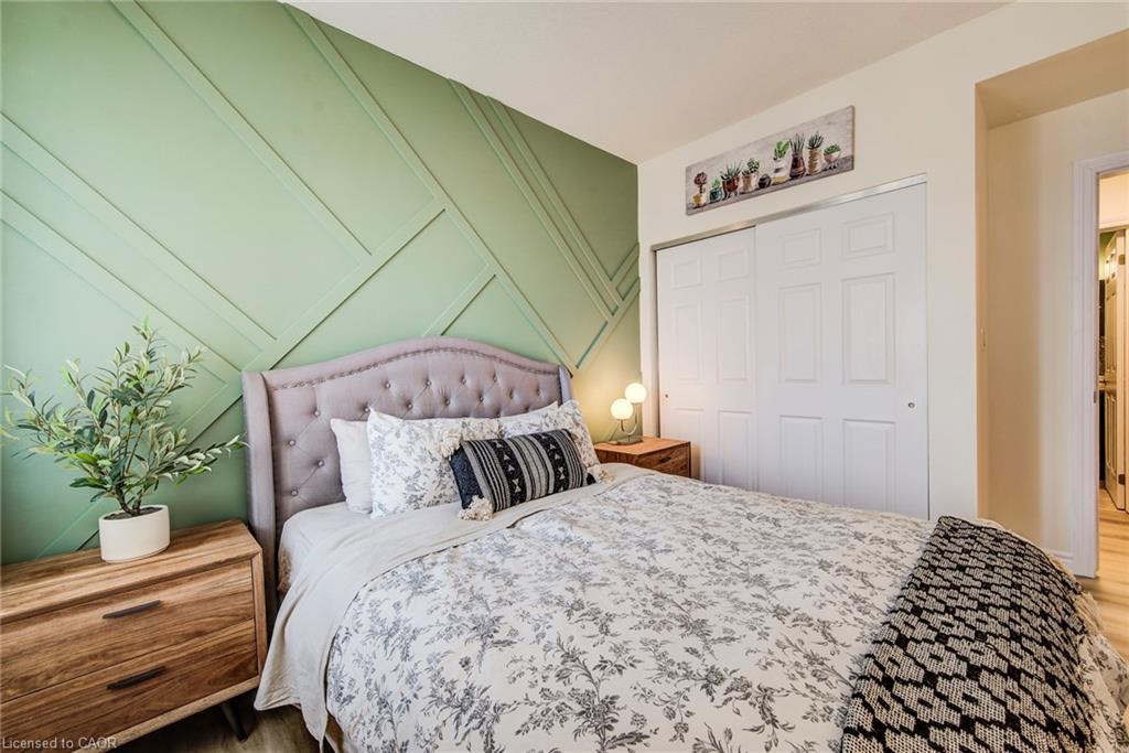 401-2 Colonial Drive, Guelph, ON - Indoor Photo Showing Bedroom