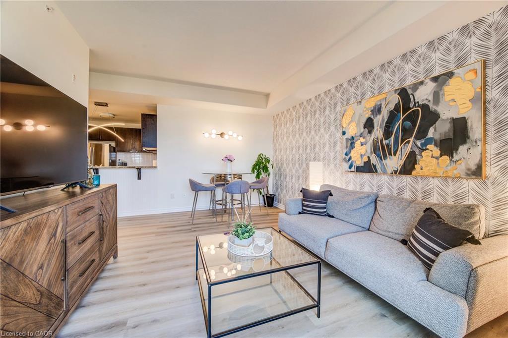 401-2 Colonial Drive, Guelph, ON - Indoor Photo Showing Living Room