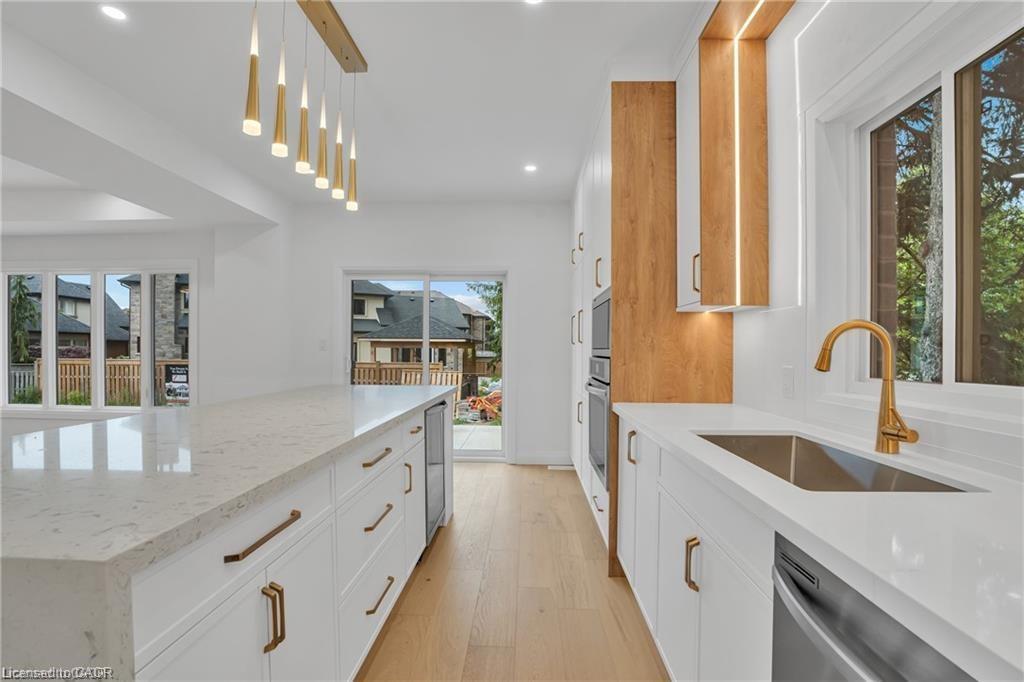 382 Southcote Road, Ancaster, ON - Indoor Photo Showing Kitchen With Upgraded Kitchen