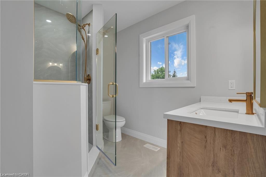 382 Southcote Road, Ancaster, ON - Indoor Photo Showing Bathroom