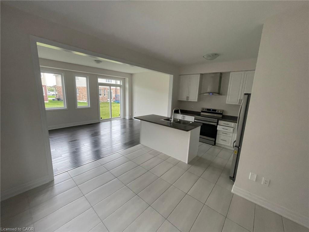 9249 Whiteoak Avenue, Niagara Falls, ON - Indoor Photo Showing Kitchen