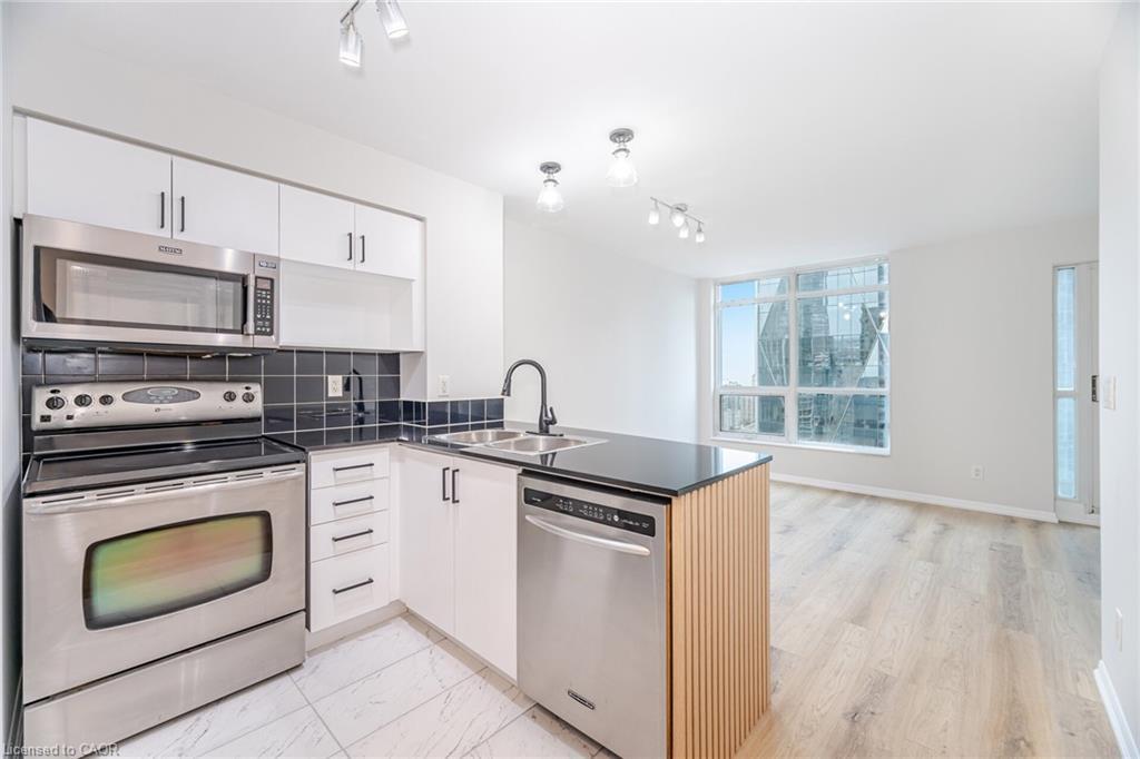 3112-18 Yonge Street, Toronto, ON - Indoor Photo Showing Kitchen