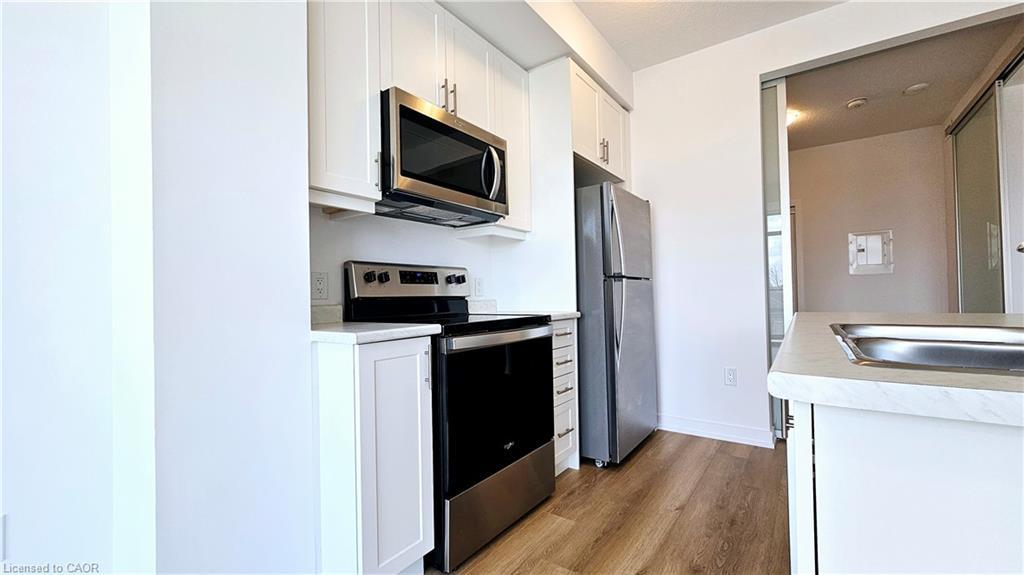322-470 Dundas Street E, Waterdown, ON - Indoor Photo Showing Kitchen