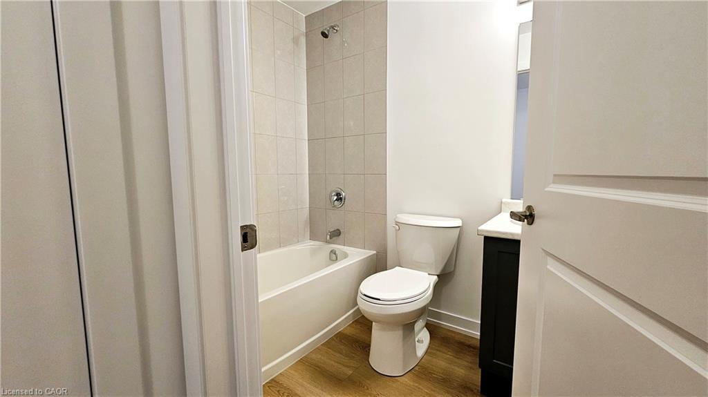 322-470 Dundas Street E, Waterdown, ON - Indoor Photo Showing Bathroom