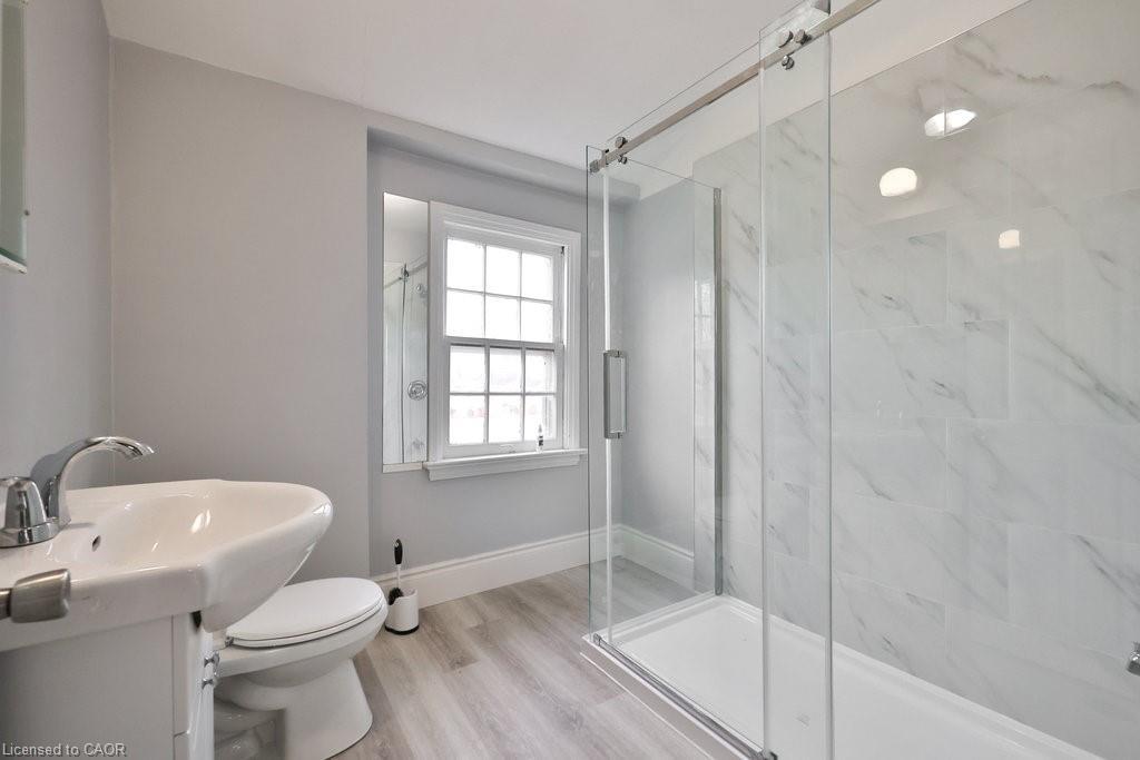 46 Plains Road E, Burlington, ON - Indoor Photo Showing Bathroom