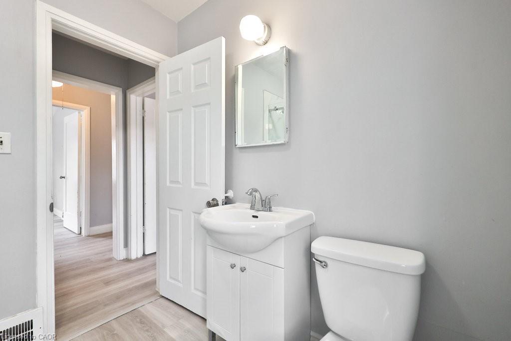 46 Plains Road E, Burlington, ON - Indoor Photo Showing Bathroom