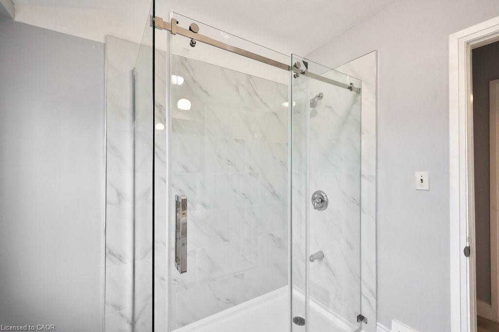 46 Plains Road E, Burlington, ON - Indoor Photo Showing Bathroom