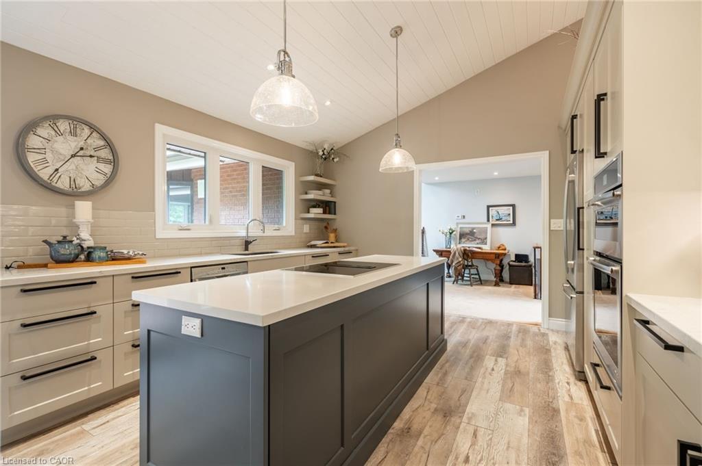 7575 Milburough Line, Milton, ON - Indoor Photo Showing Kitchen With Upgraded Kitchen