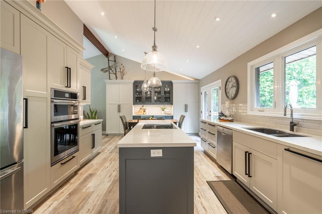 7575 Milburough Line, Milton, ON - Indoor Photo Showing Kitchen With Double Sink