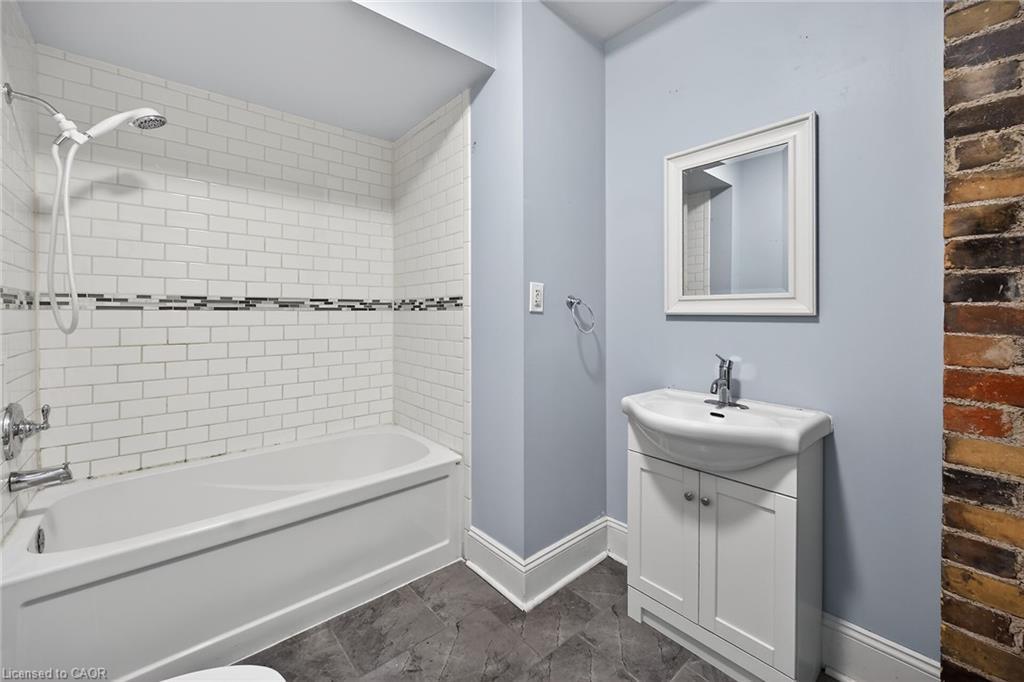 495 Charlton Avenue E, Hamilton, ON - Indoor Photo Showing Bathroom