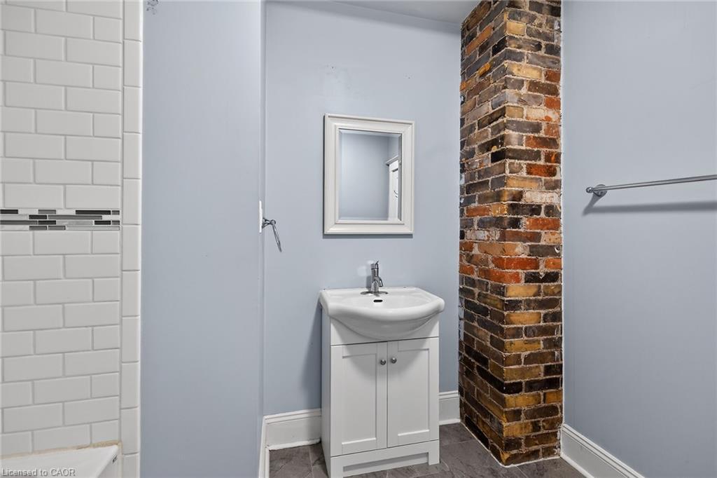 495 Charlton Avenue E, Hamilton, ON - Indoor Photo Showing Bathroom