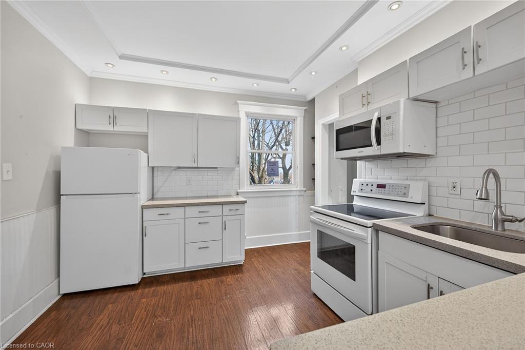 495 Charlton Avenue E, Hamilton, ON - Indoor Photo Showing Kitchen
