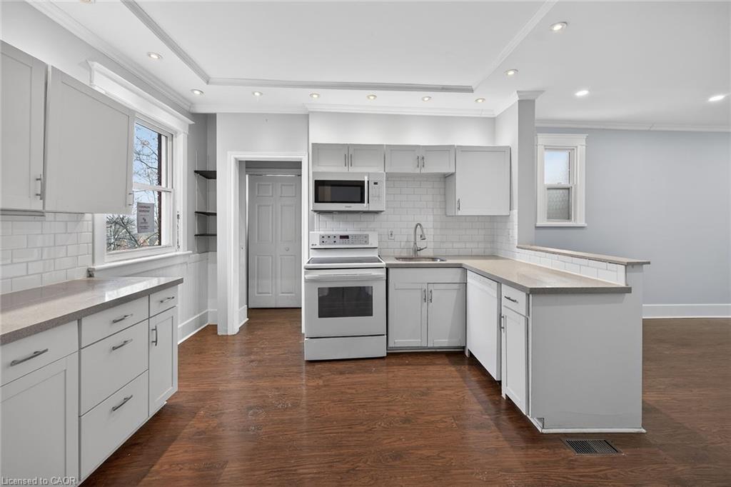 495 Charlton Avenue E, Hamilton, ON - Indoor Photo Showing Kitchen
