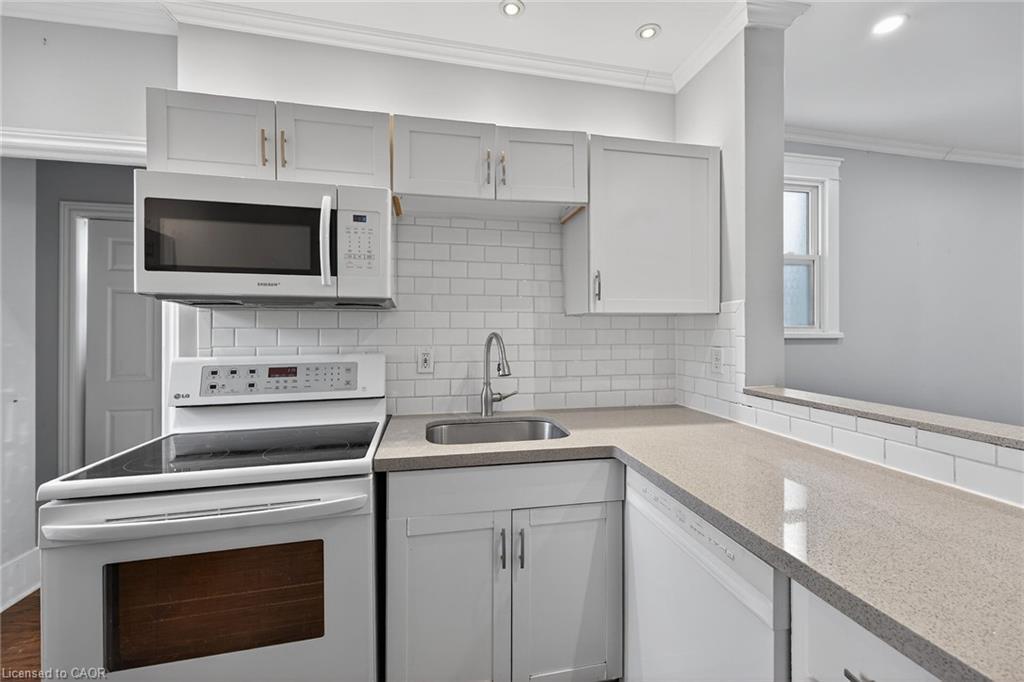 495 Charlton Avenue E, Hamilton, ON - Indoor Photo Showing Kitchen