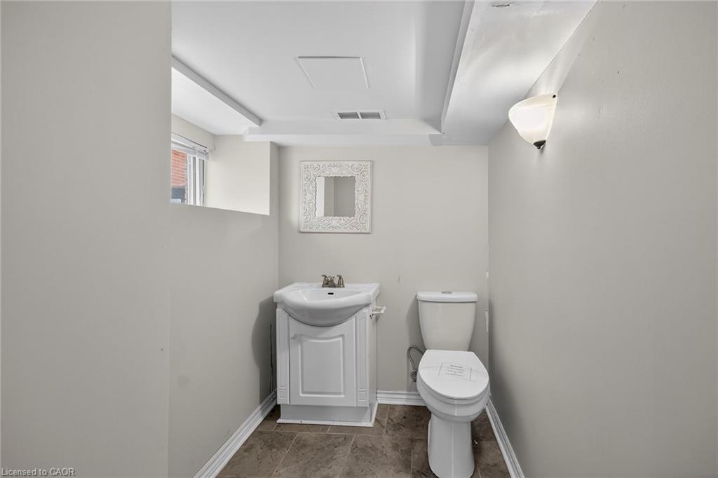 495 Charlton Avenue E, Hamilton, ON - Indoor Photo Showing Bathroom