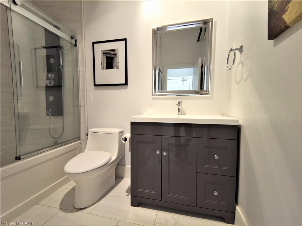 412-150 Colborne Street, Brantford, ON - Indoor Photo Showing Bathroom