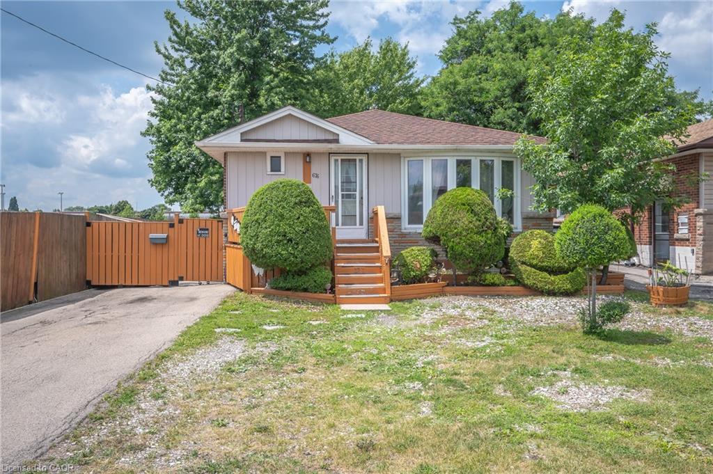 676 Upper Wentworth Street, Hamilton, ON - Outdoor