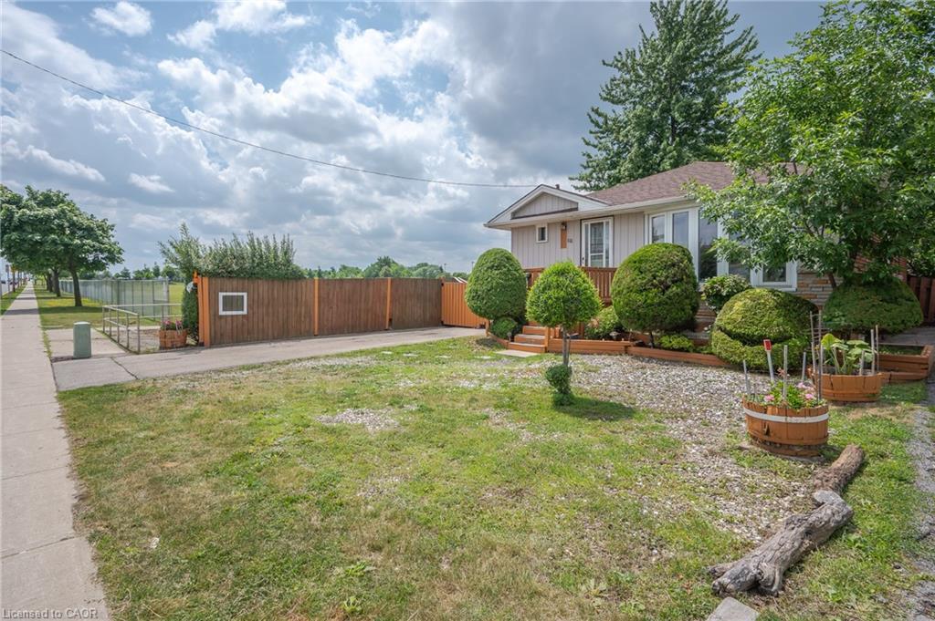 676 Upper Wentworth Street, Hamilton, ON - Outdoor