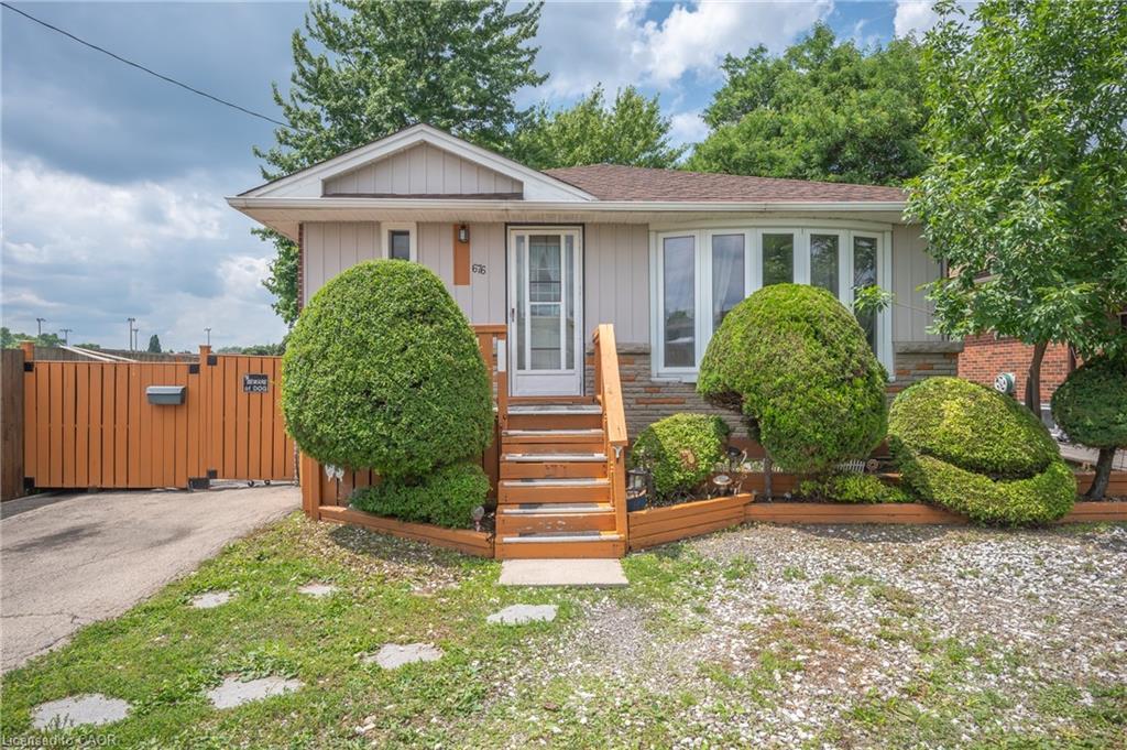 676 Upper Wentworth Street, Hamilton, ON - Outdoor