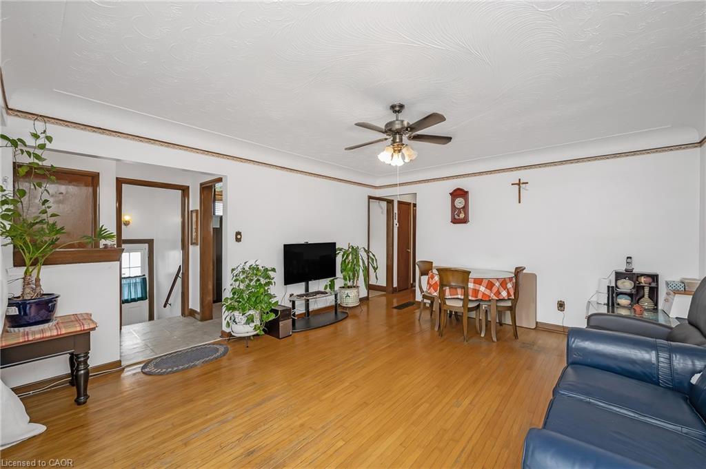 676 Upper Wentworth Street, Hamilton, ON - Indoor Photo Showing Living Room
