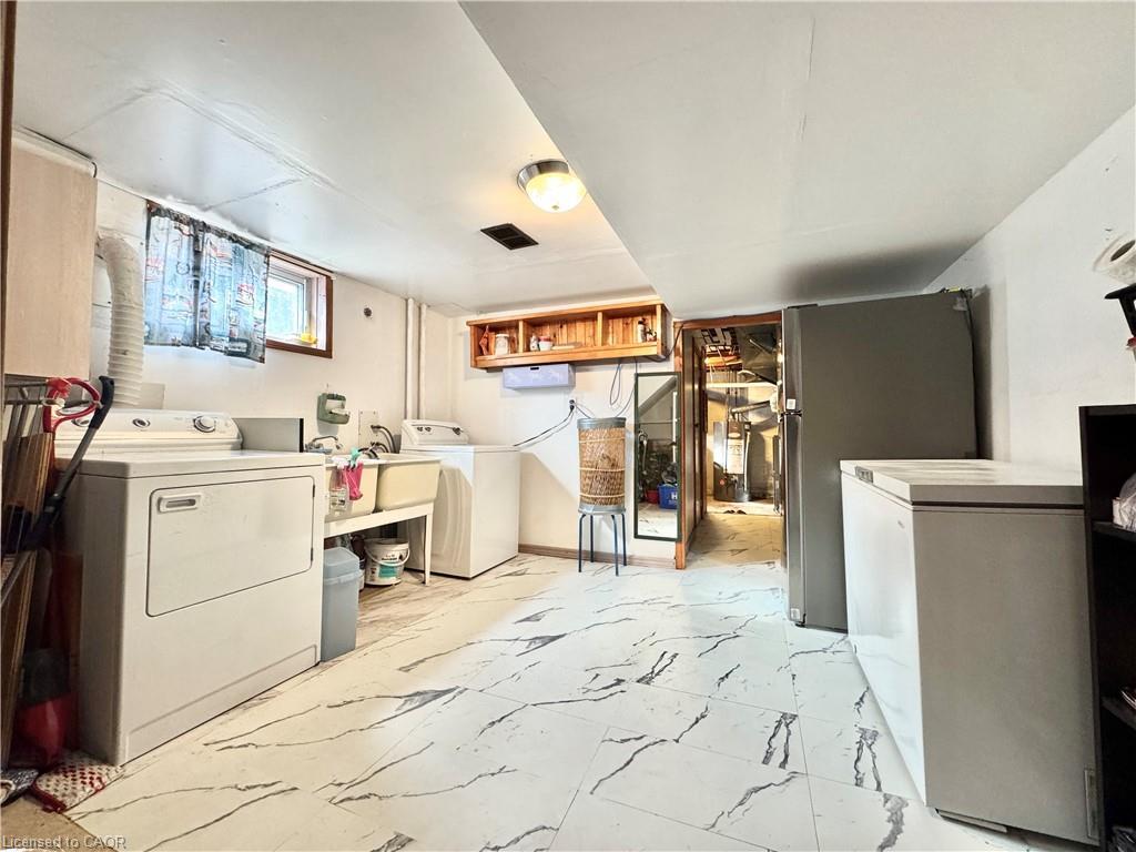 676 Upper Wentworth Street, Hamilton, ON - Indoor Photo Showing Laundry Room