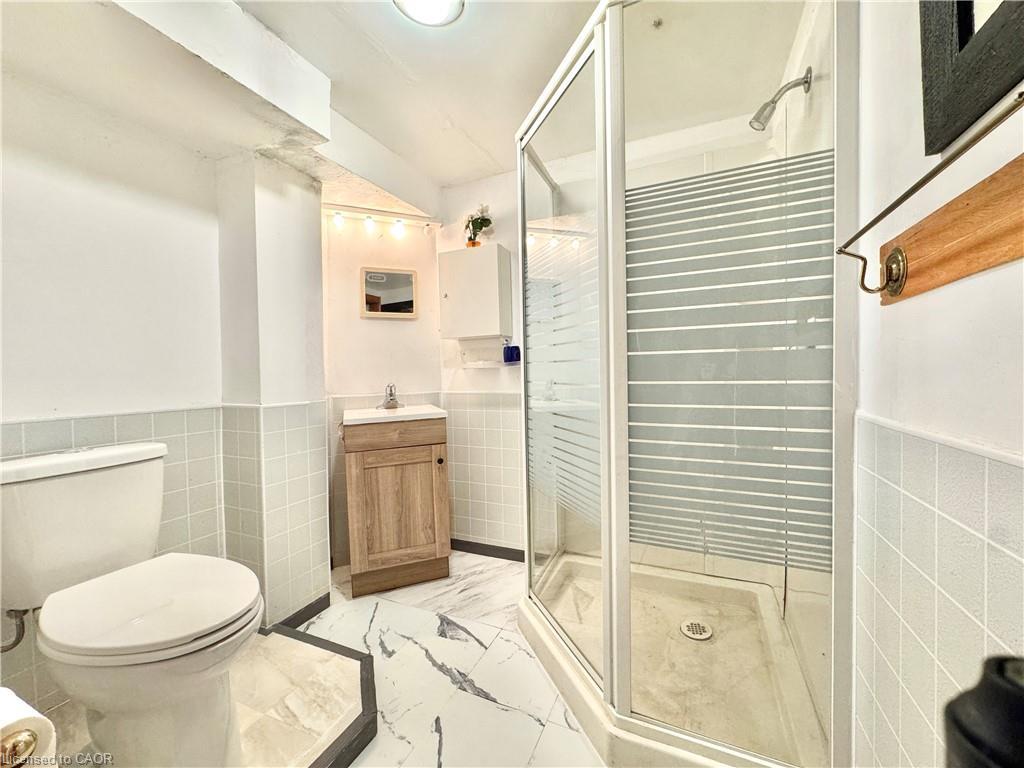 676 Upper Wentworth Street, Hamilton, ON - Indoor Photo Showing Bathroom