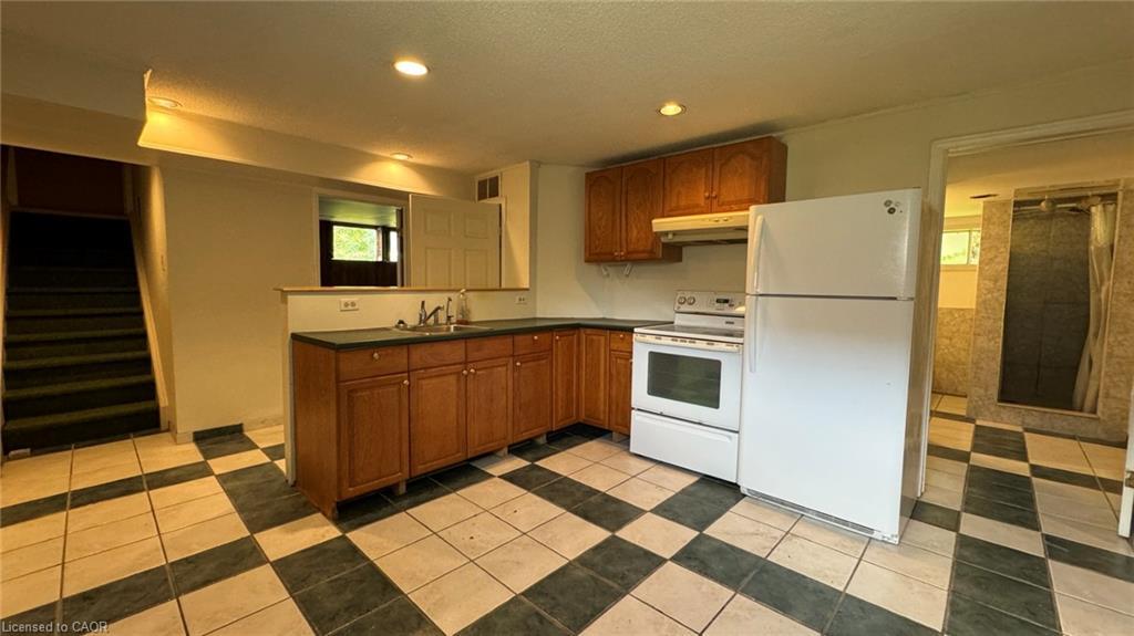 2-408 Erb Street W, Waterloo, ON - Indoor Photo Showing Kitchen