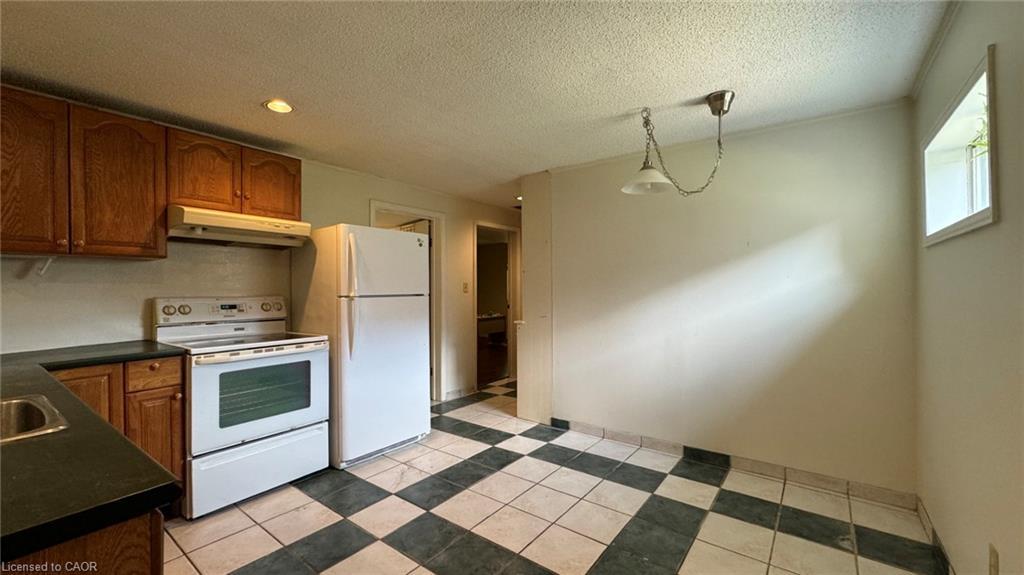 2-408 Erb Street W, Waterloo, ON - Indoor Photo Showing Kitchen