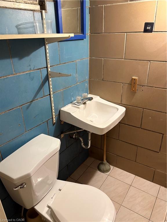 Lower-249 Federal Street, Stoney Creek, ON - Indoor Photo Showing Bathroom