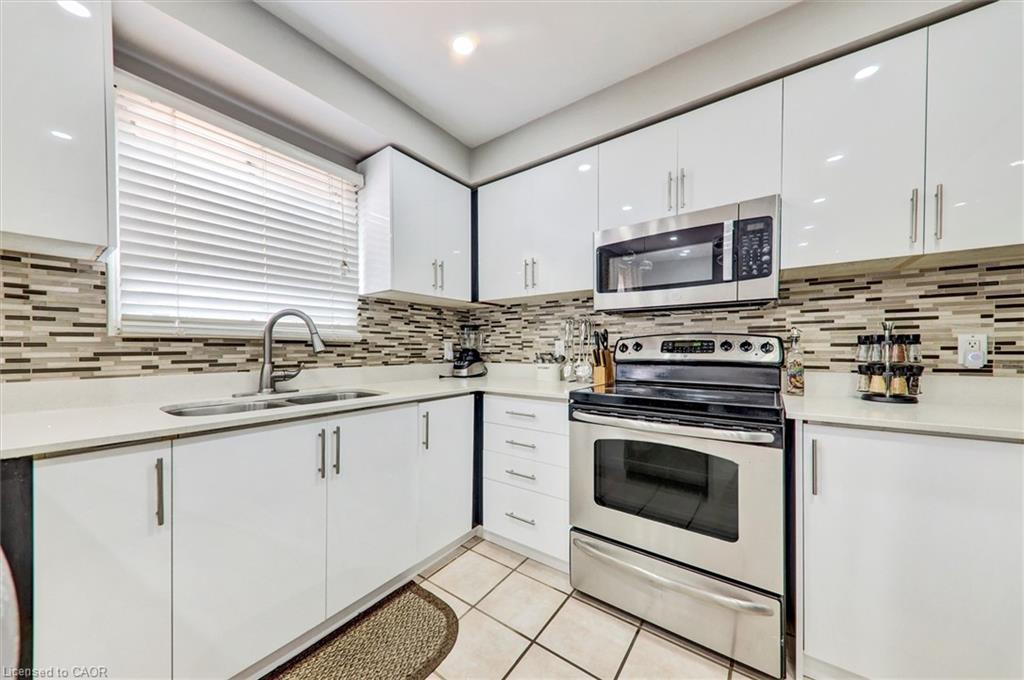 16 Candler Court, Clarington, ON - Indoor Photo Showing Kitchen With Double Sink With Upgraded Kitchen