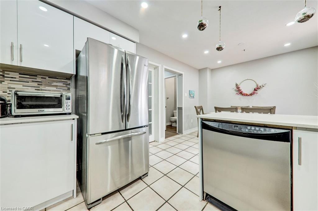 16 Candler Court, Clarington, ON - Indoor Photo Showing Kitchen