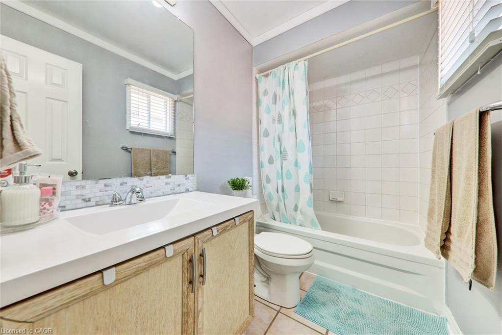 16 Candler Court, Clarington, ON - Indoor Photo Showing Bathroom