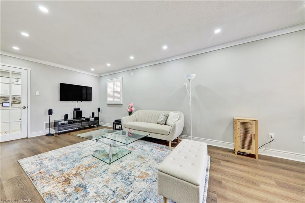 16 Candler Court, Clarington, ON - Indoor Photo Showing Living Room
