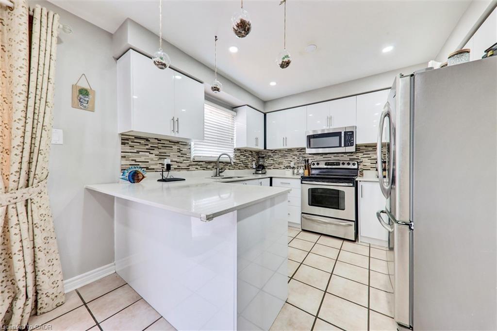 16 Candler Court, Clarington, ON - Indoor Photo Showing Kitchen