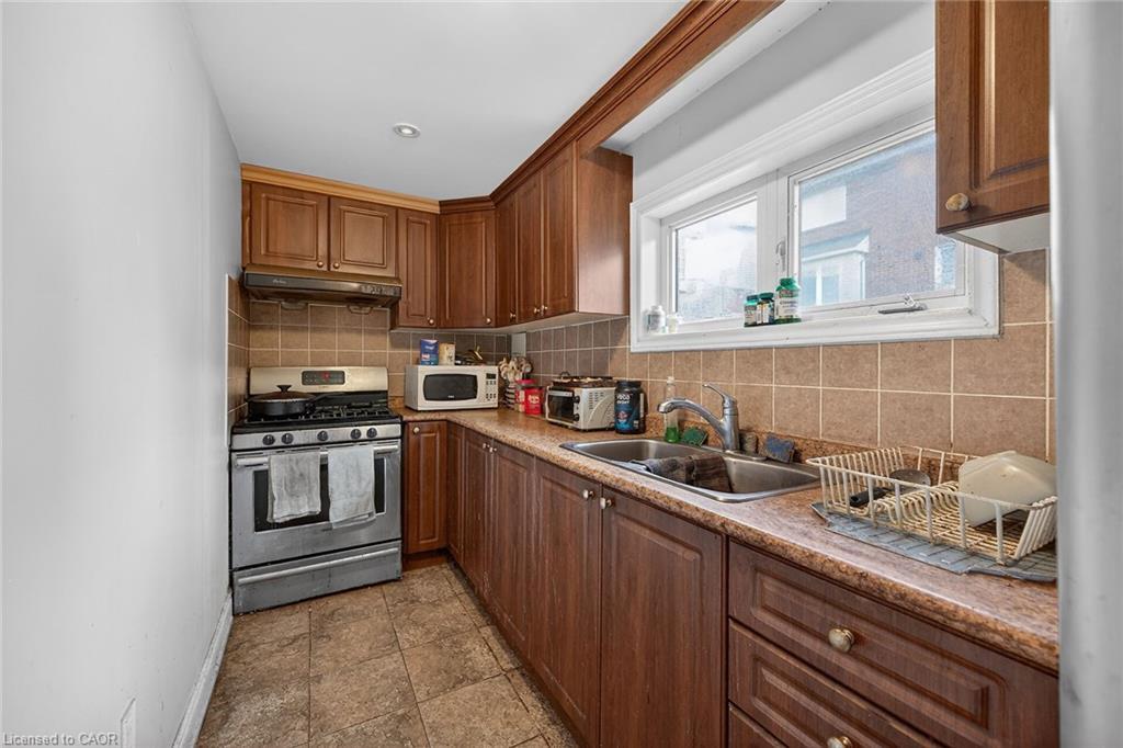 3175 Bunkerhill Place, Burlington, ON - Indoor Photo Showing Kitchen With Double Sink