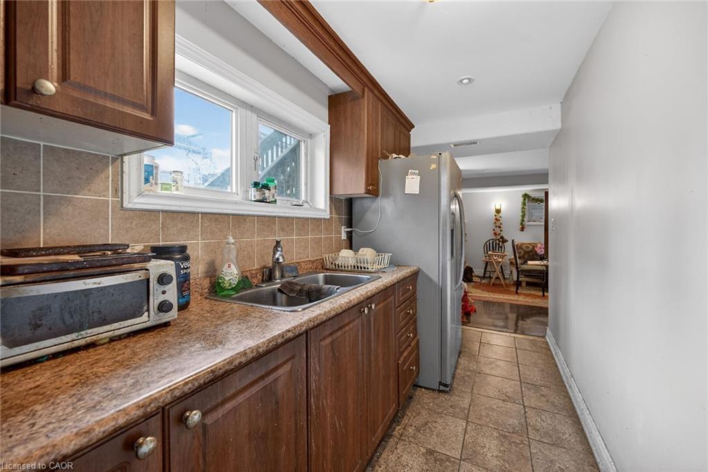 3175 Bunkerhill Place, Burlington, ON - Indoor Photo Showing Kitchen With Double Sink