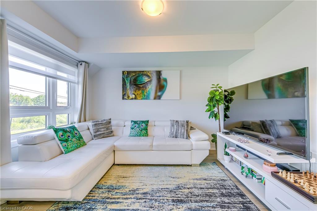 90-51 Sparrow Avenue, Cambridge, ON - Indoor Photo Showing Living Room