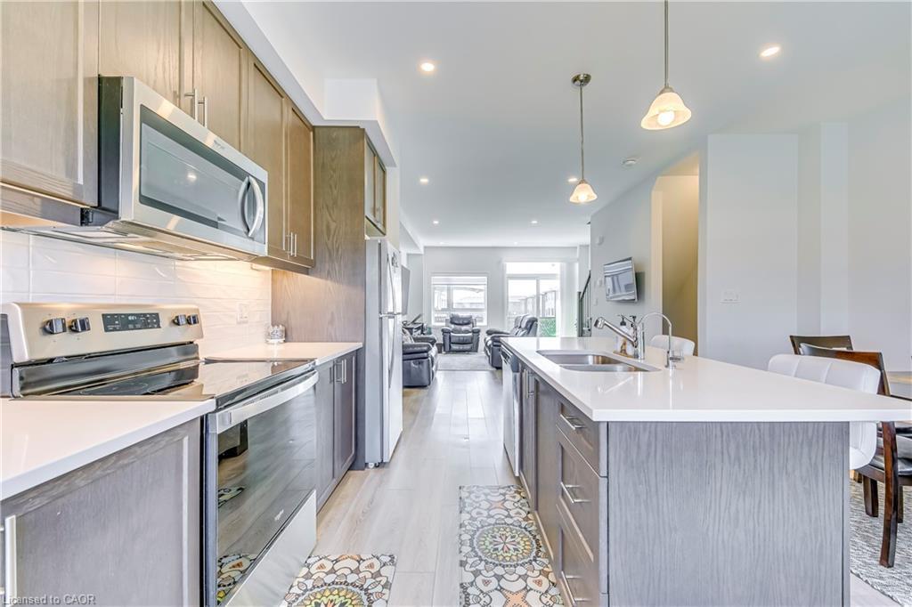 90-51 Sparrow Avenue, Cambridge, ON - Indoor Photo Showing Kitchen With Stainless Steel Kitchen With Double Sink With Upgraded Kitchen