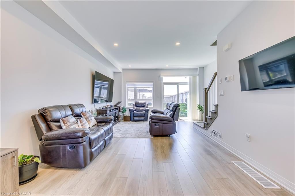 90-51 Sparrow Avenue, Cambridge, ON - Indoor Photo Showing Living Room