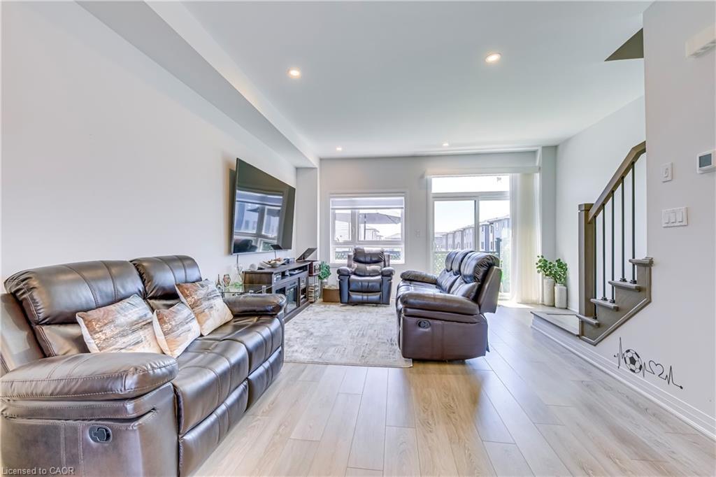 90-51 Sparrow Avenue, Cambridge, ON - Indoor Photo Showing Living Room