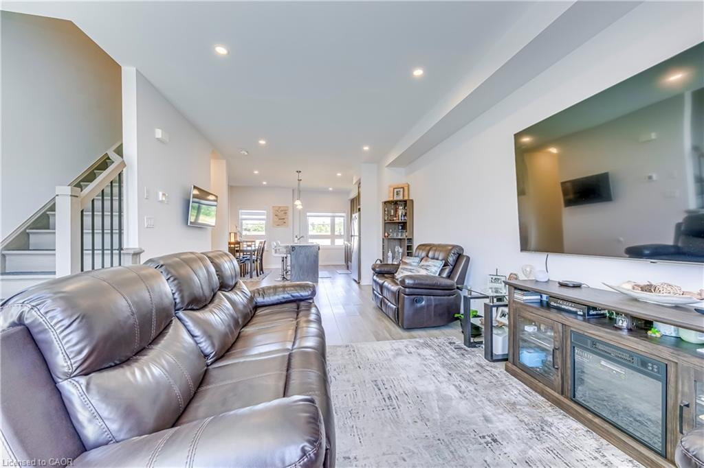 90-51 Sparrow Avenue, Cambridge, ON - Indoor Photo Showing Living Room