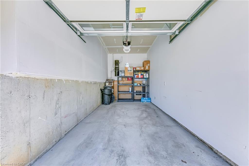 90-51 Sparrow Avenue, Cambridge, ON - Indoor Photo Showing Garage