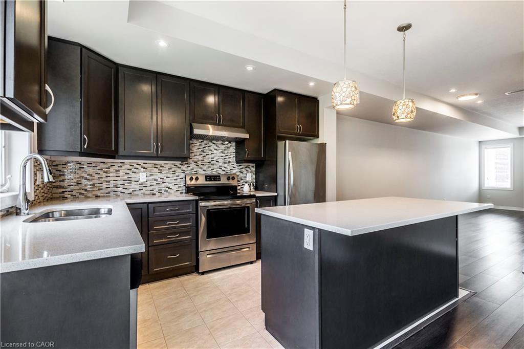 17-290 Barton Street W, Hamilton, ON - Indoor Photo Showing Kitchen With Double Sink With Upgraded Kitchen
