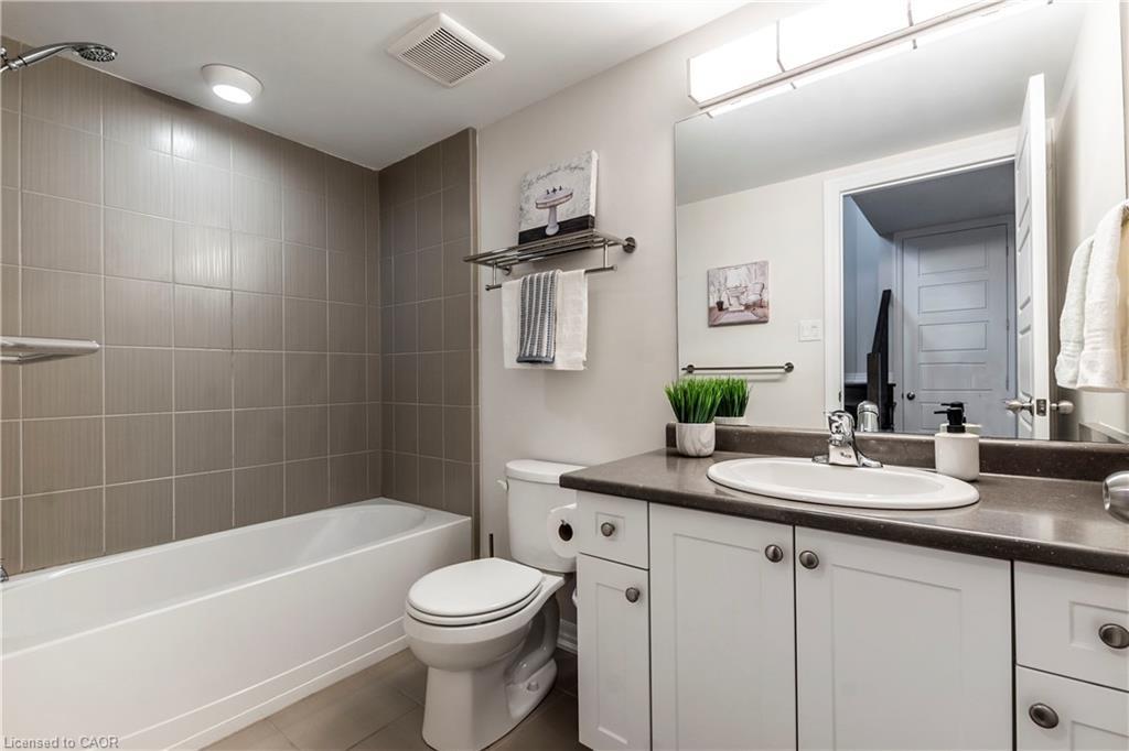 17-290 Barton Street W, Hamilton, ON - Indoor Photo Showing Bathroom