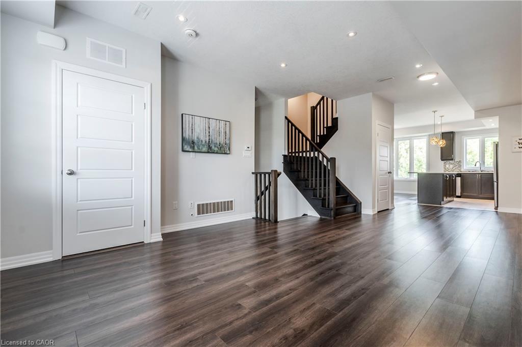 17-290 Barton Street W, Hamilton, ON - Indoor Photo Showing Living Room
